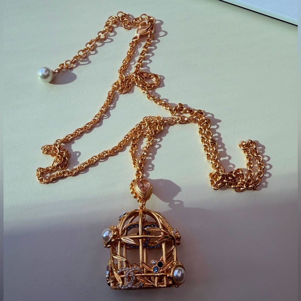 ✨🕊️🌸VINTAGE CHANEL GOLD-TONE CHAIN NECKLACE WITH CC MEDALLION🕊️✨🌸 - Picture 3 of 8